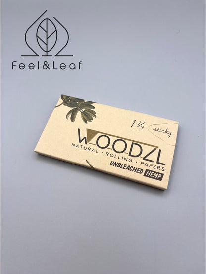 WOODZL - 1 1⁄4 Sticky Papers Hemp mit Tips, Paperclamp und Grinderkartenfach