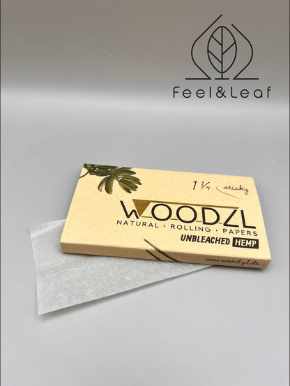 WOODZL - 1 1⁄4 Sticky Papers Hemp mit Tips, Paperclamp und Grinderkartenfach